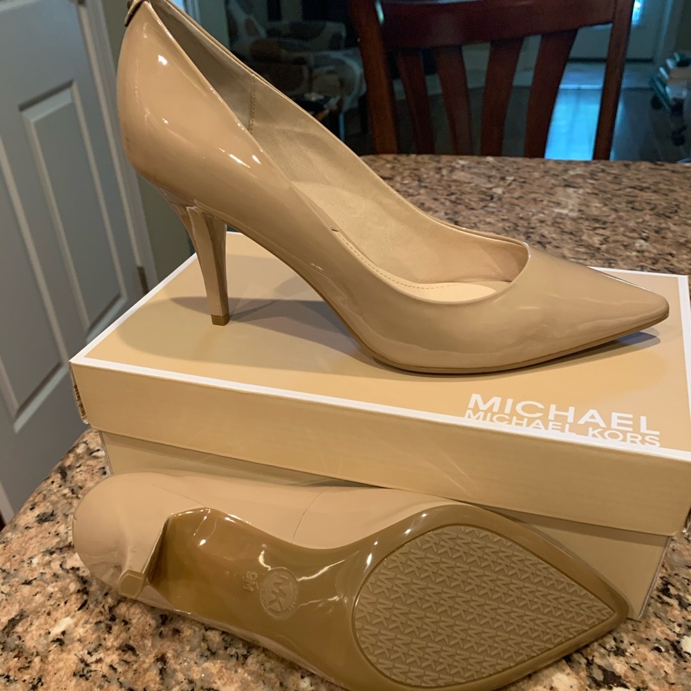 Michael Kors Natural Patent Leather pump